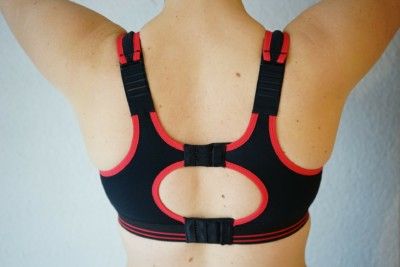 A sports bra is usually constructed differently than normal underwear. This is important in order to support the sensitive connective tissue more intensively during the various activities